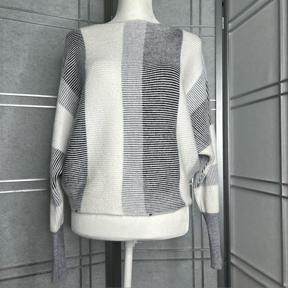 T Tahari Clothing Striped Dolman Sleeve Sweater Ribbed Size M